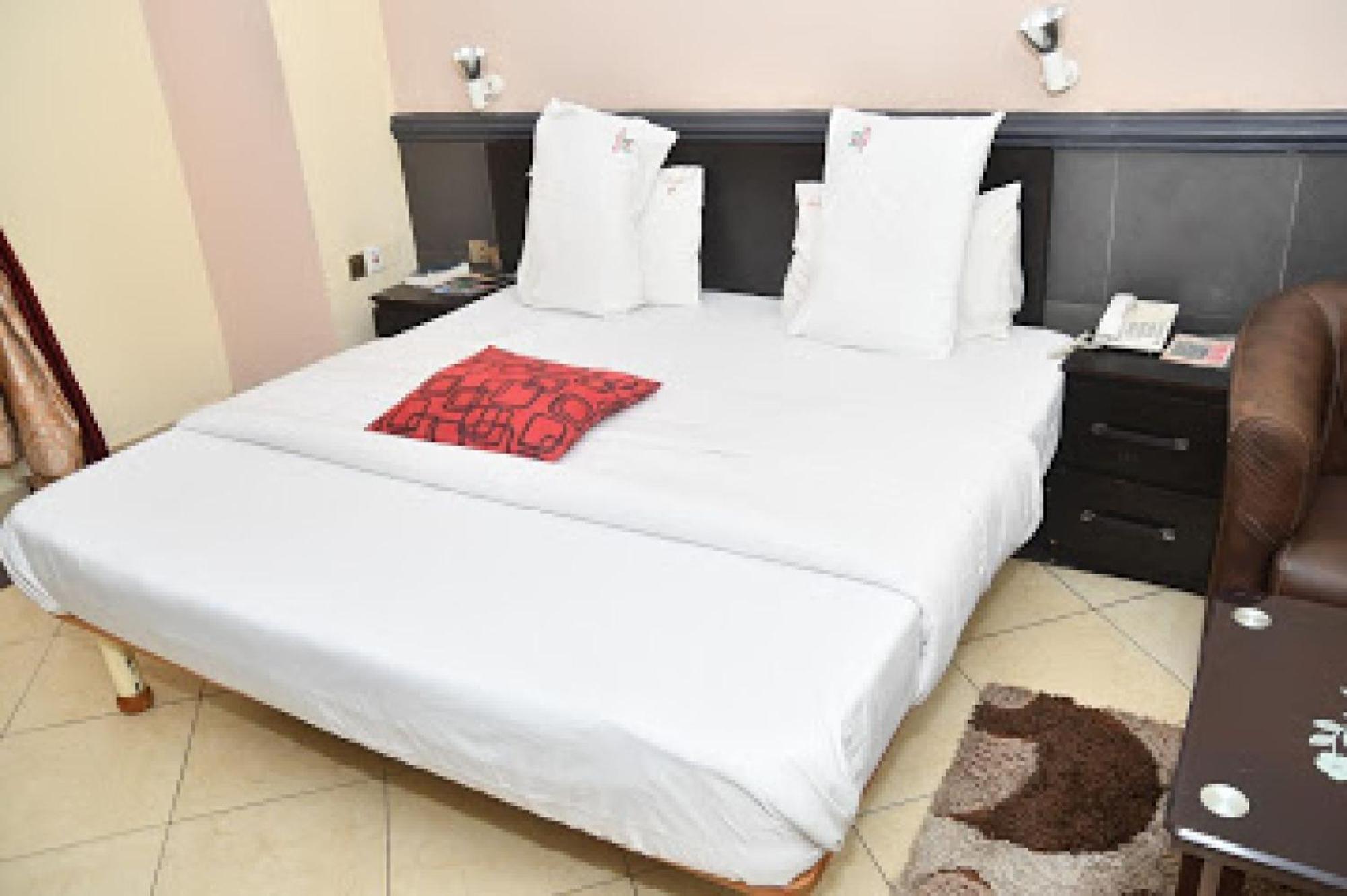 Room In Lodge - Choice Gate Hotel Suitespresidential Suite For 6 Benin City Extérieur photo