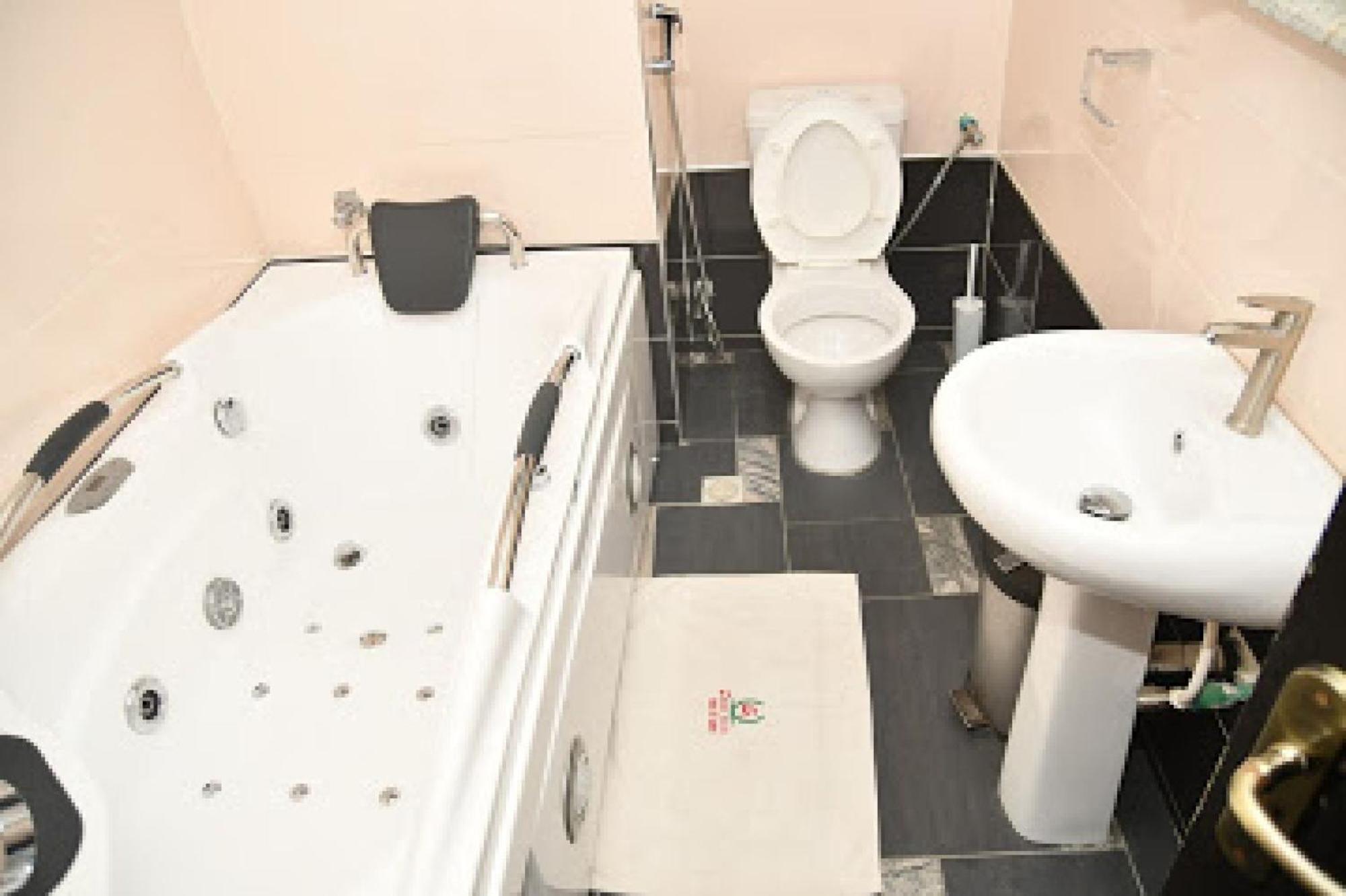 Room In Lodge - Choice Gate Hotel Suitespresidential Suite For 6 Benin City Extérieur photo