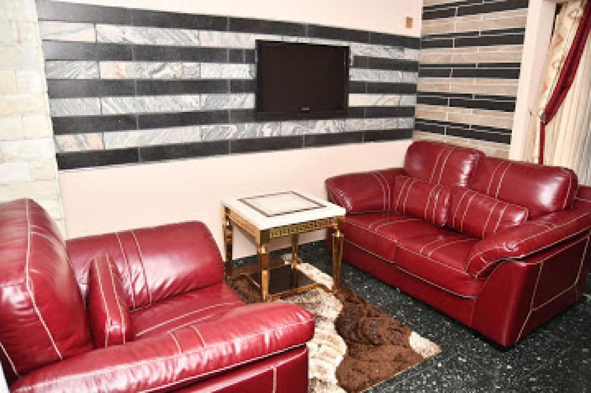 Room In Lodge - Choice Gate Hotel Suitespresidential Suite For 6 Benin City Extérieur photo