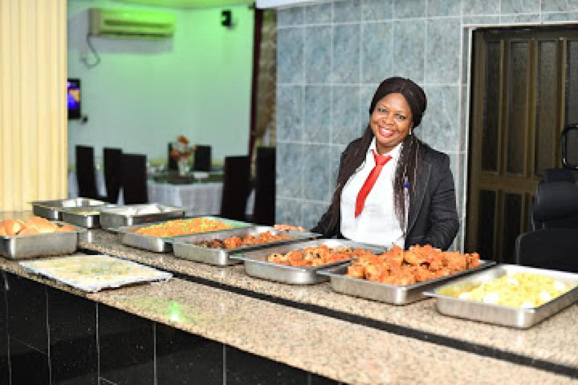 Room In Lodge - Choice Gate Hotel Suitespresidential Suite For 6 Benin City Extérieur photo