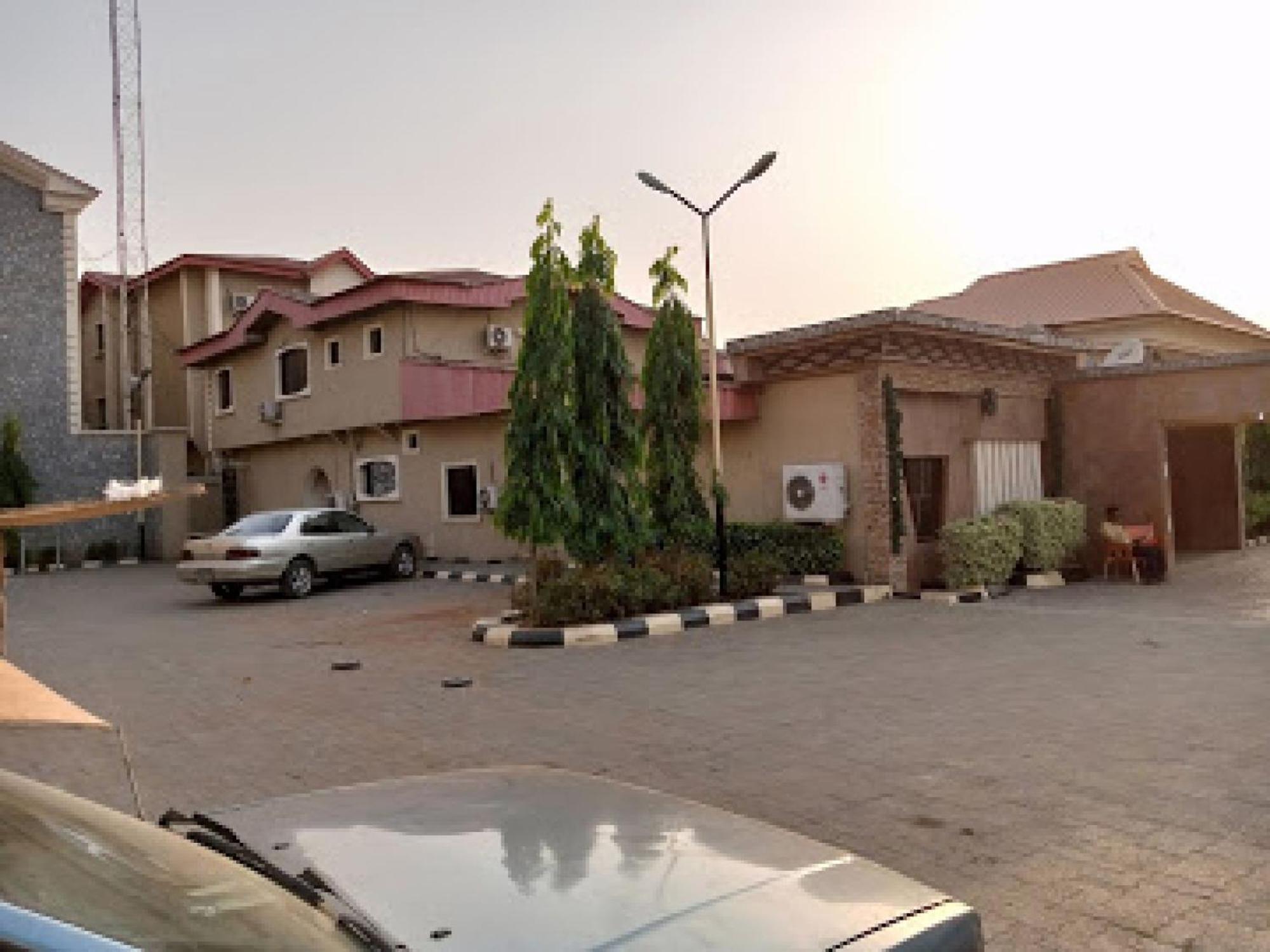 Room In Lodge - Choice Gate Hotel Suitespresidential Suite For 6 Benin City Extérieur photo