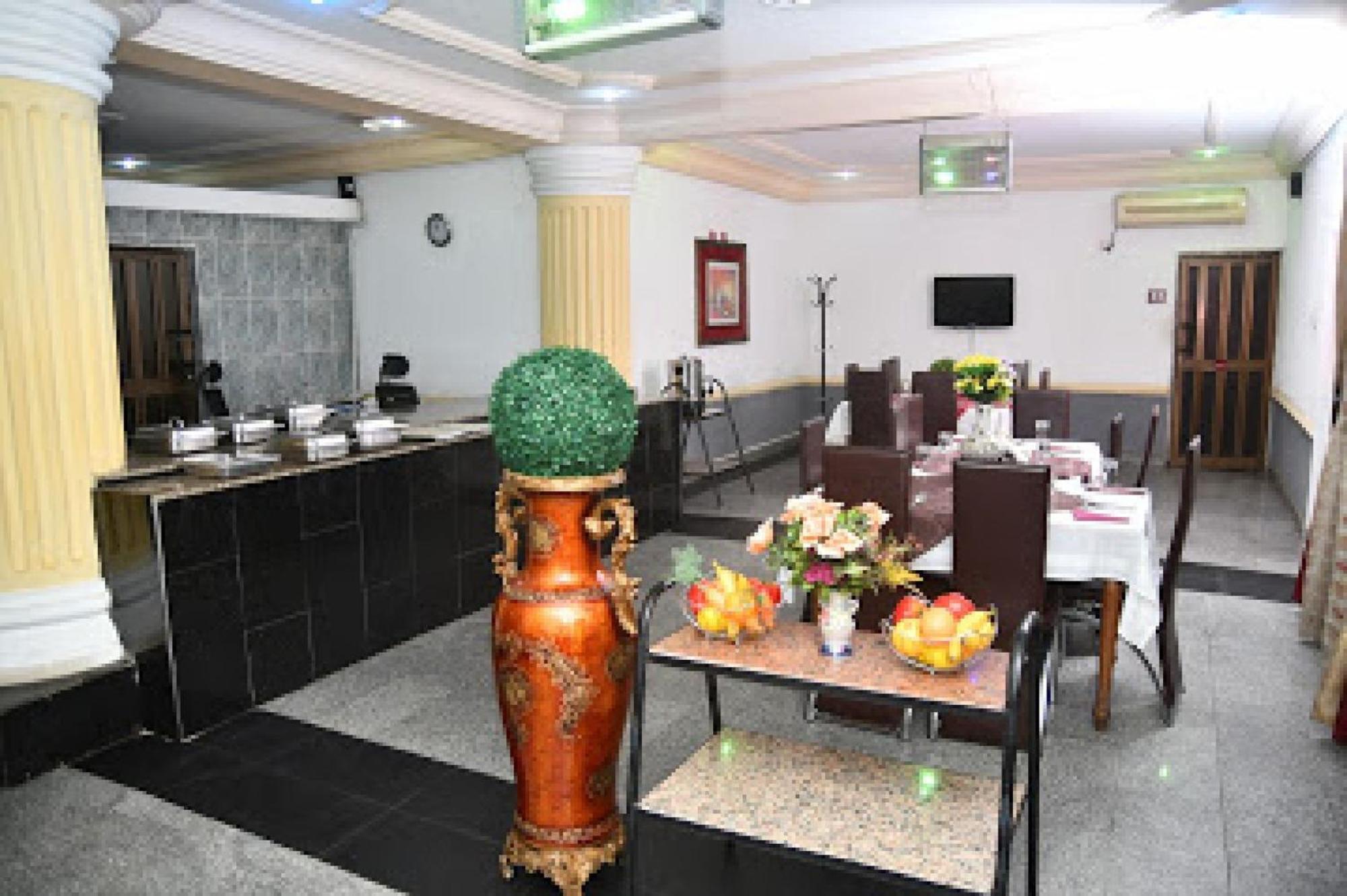 Room In Lodge - Choice Gate Hotel Suitespresidential Suite For 6 Benin City Extérieur photo
