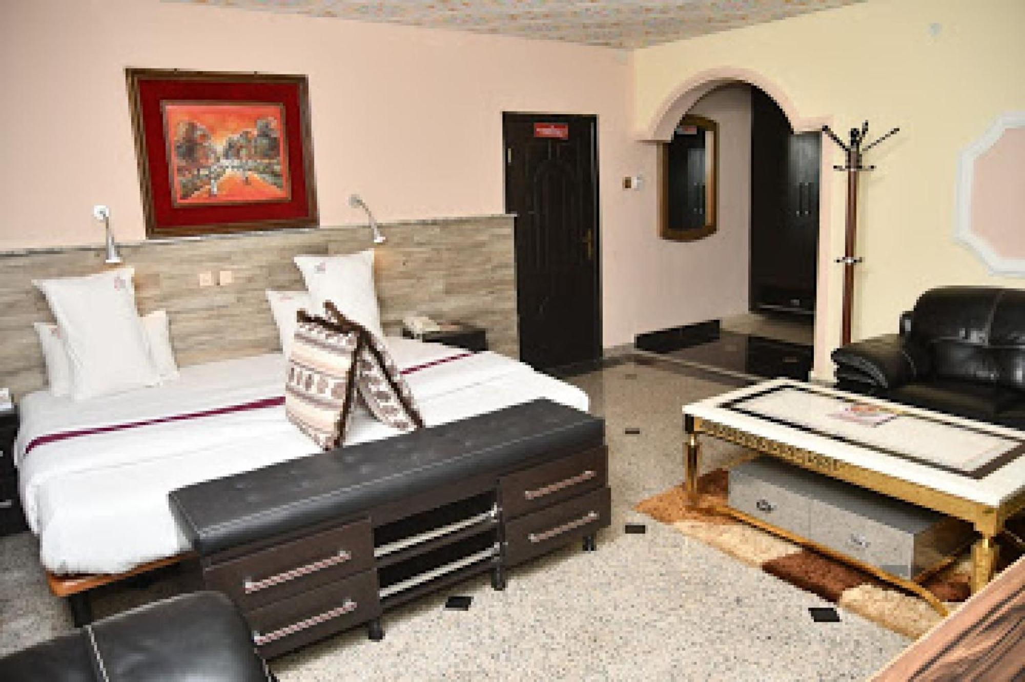 Room In Lodge - Choice Gate Hotel Suitespresidential Suite For 6 Benin City Extérieur photo