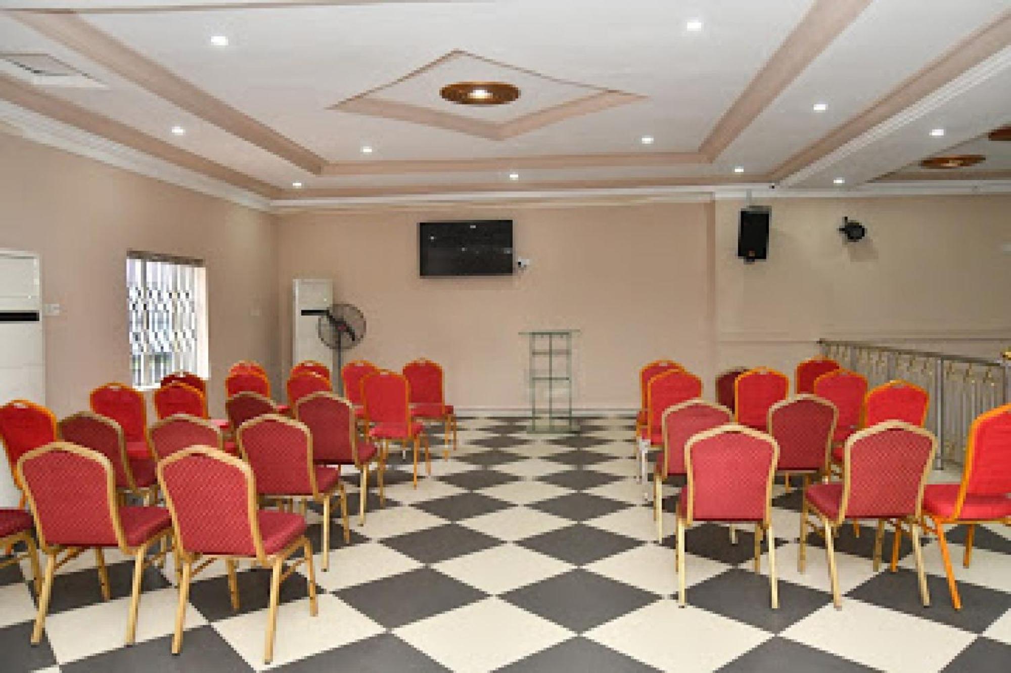 Room In Lodge - Choice Gate Hotel Suitespresidential Suite For 6 Benin City Extérieur photo