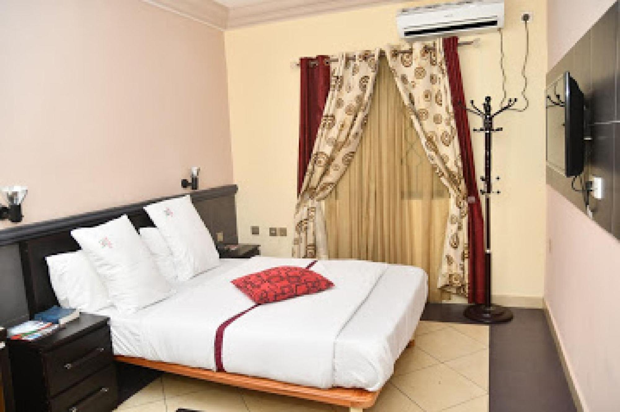 Room In Lodge - Choice Gate Hotel Suitespresidential Suite For 6 Benin City Extérieur photo